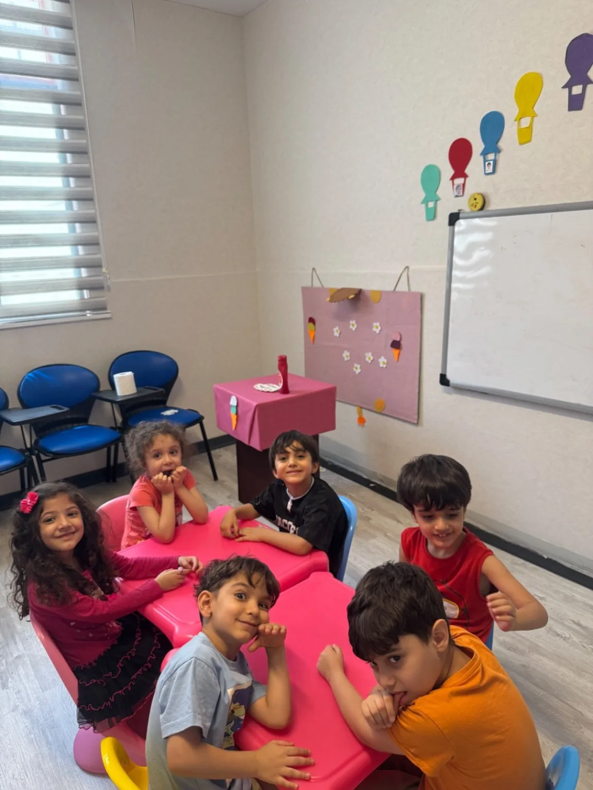 کودکان در کلاس شاد مؤسسه کودکان شاد با متد Fun English