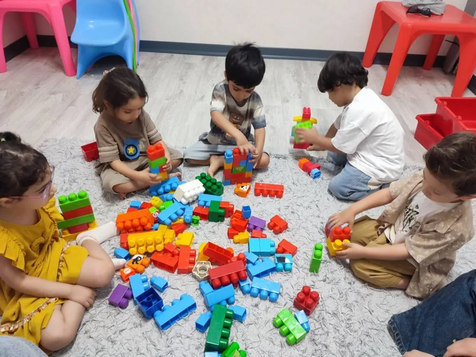 فعالیت هنری و خلاقانه کودکان